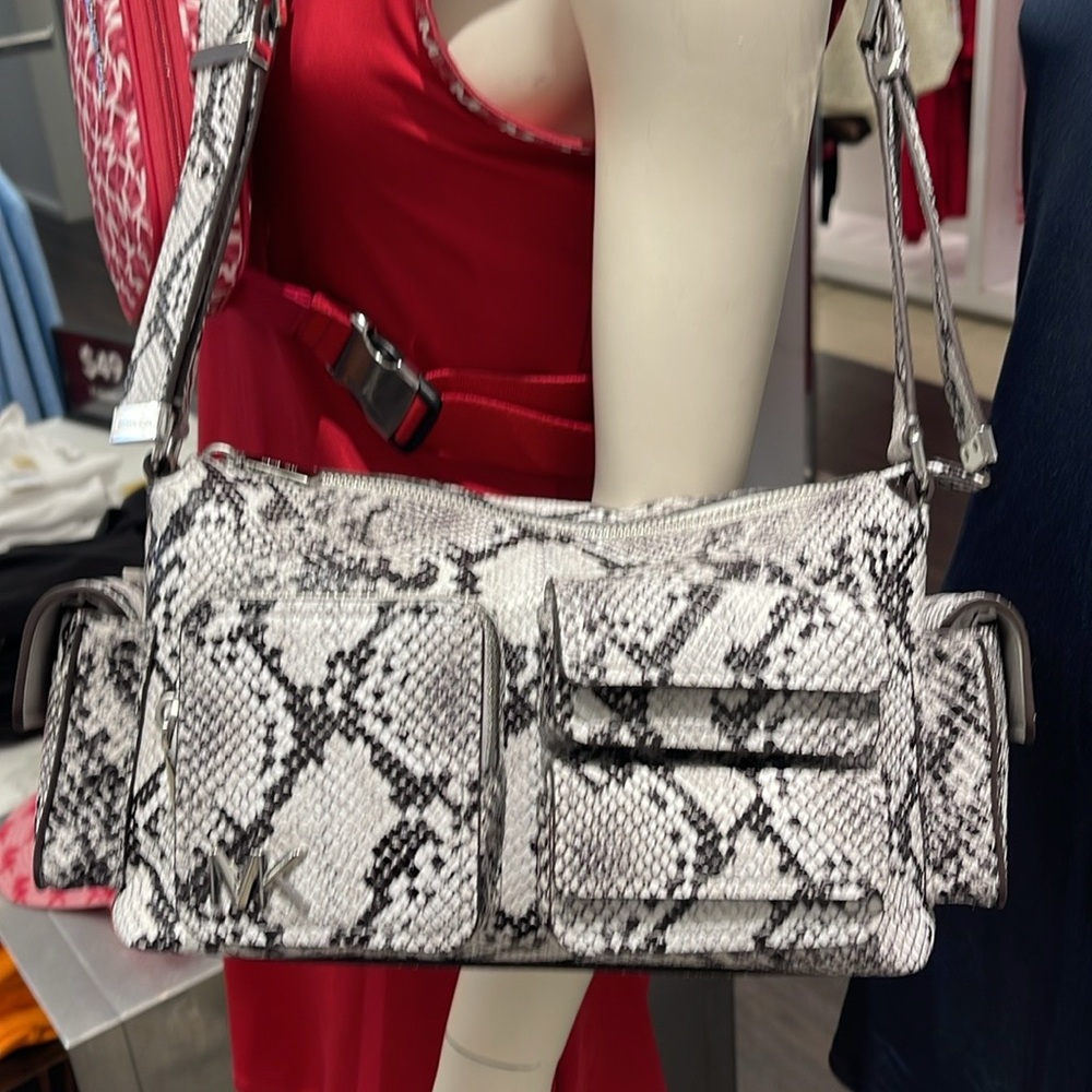 MICHAEL KORS Dakota Md Snake Embossed Leather Pocket Shoulder Bag
ALUMINUM
NWT - Picture 4 of 16
